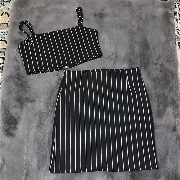 Black and white matching skirt and top set. - Picture 1 of 5